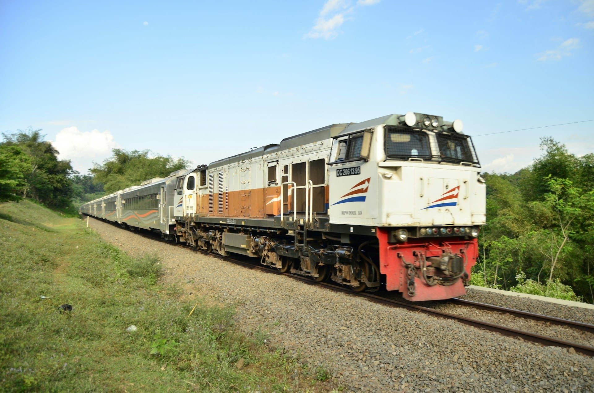 Red and gray freight locomotive — Nathan K5HL chord origin